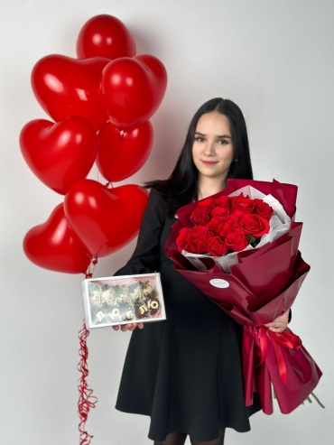 Gulim Flowers моно-букет с ягодами роза 15 шт 100 см