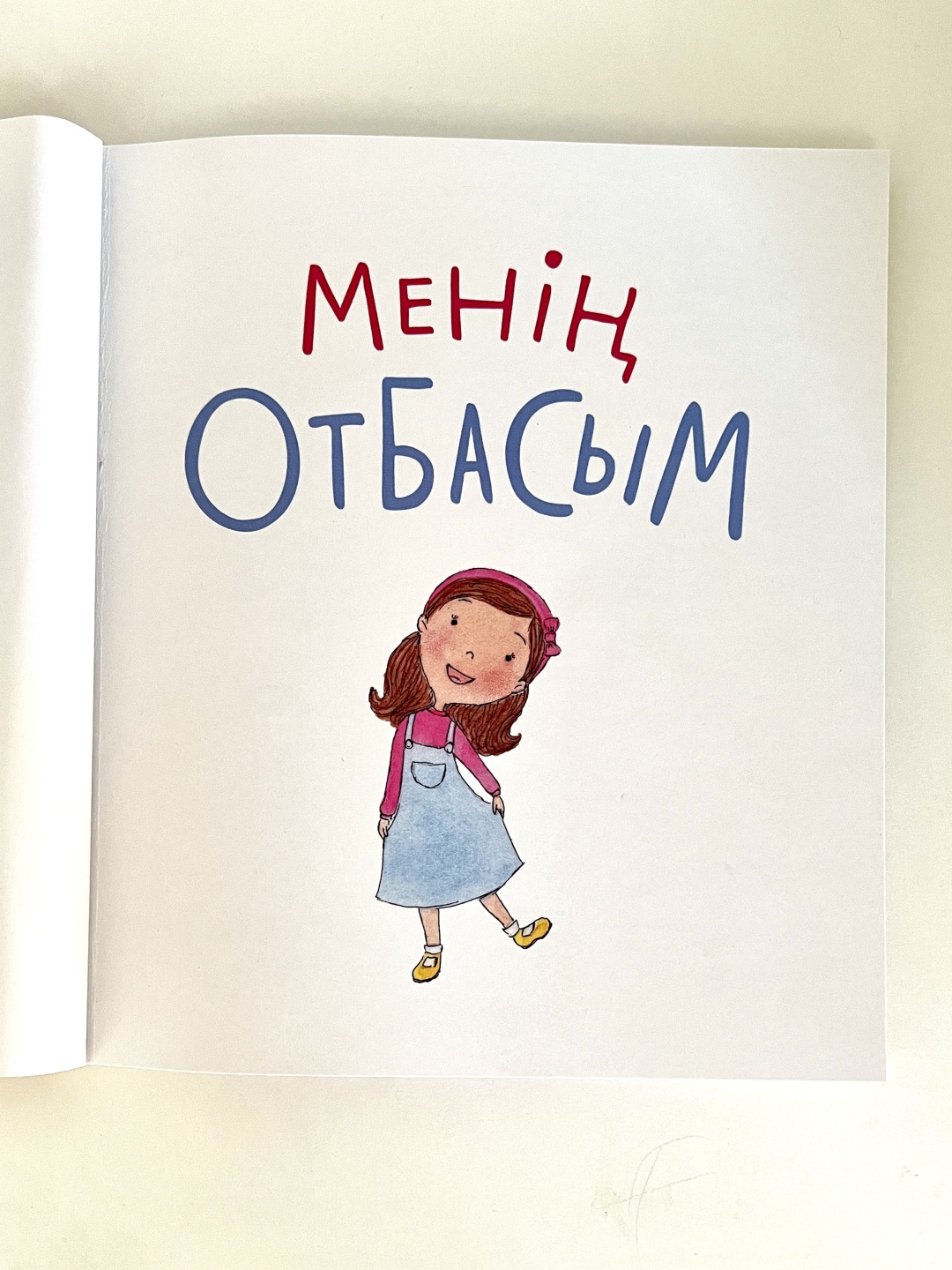 Өте әдемі жалаңаш Әйелдің кеудесін сорып жатқан ер адамның суреті