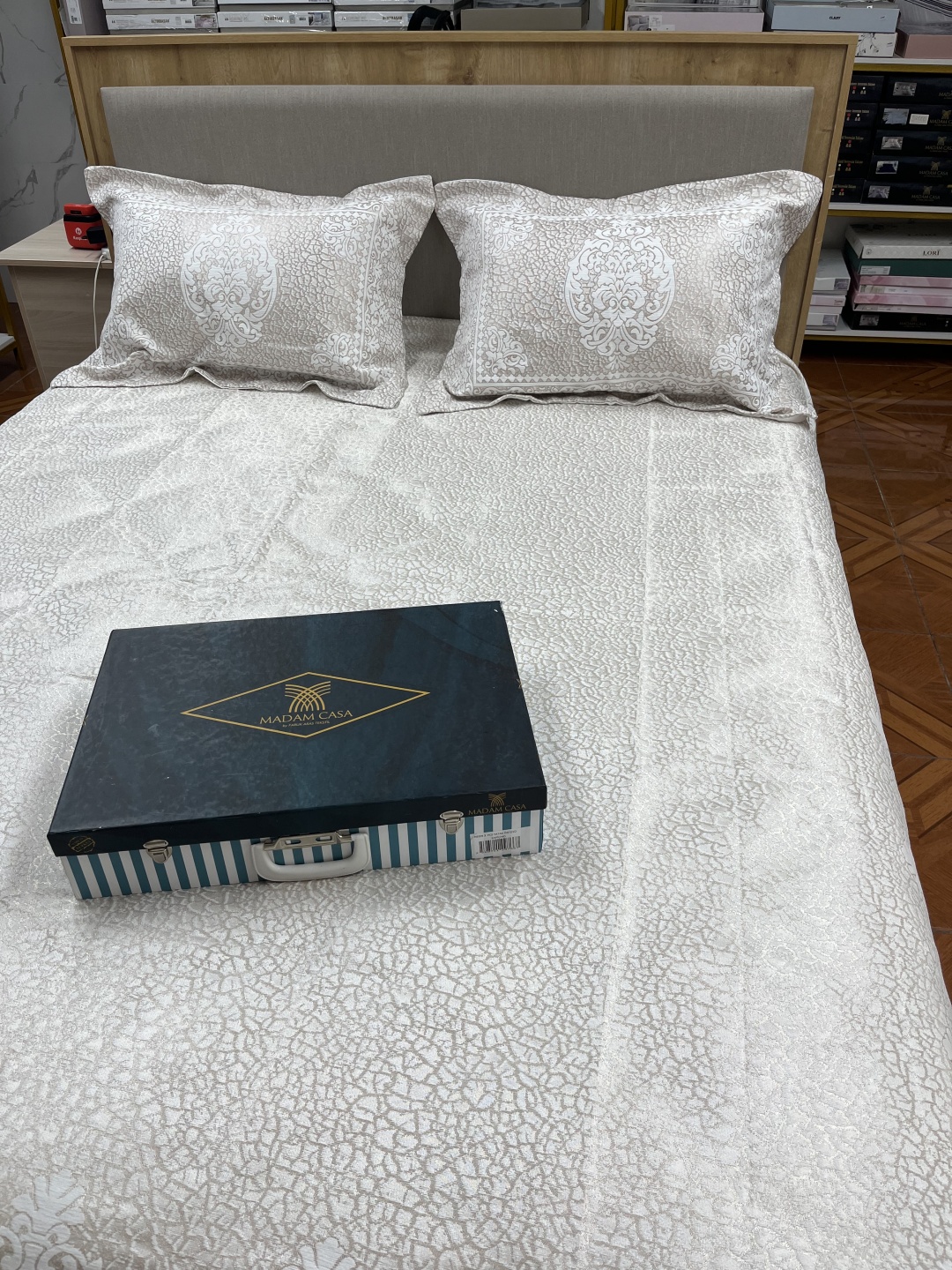 Покрывало с наволочками MADAM CASA Neon 260х270 см, жаккард, белый, бежевый
