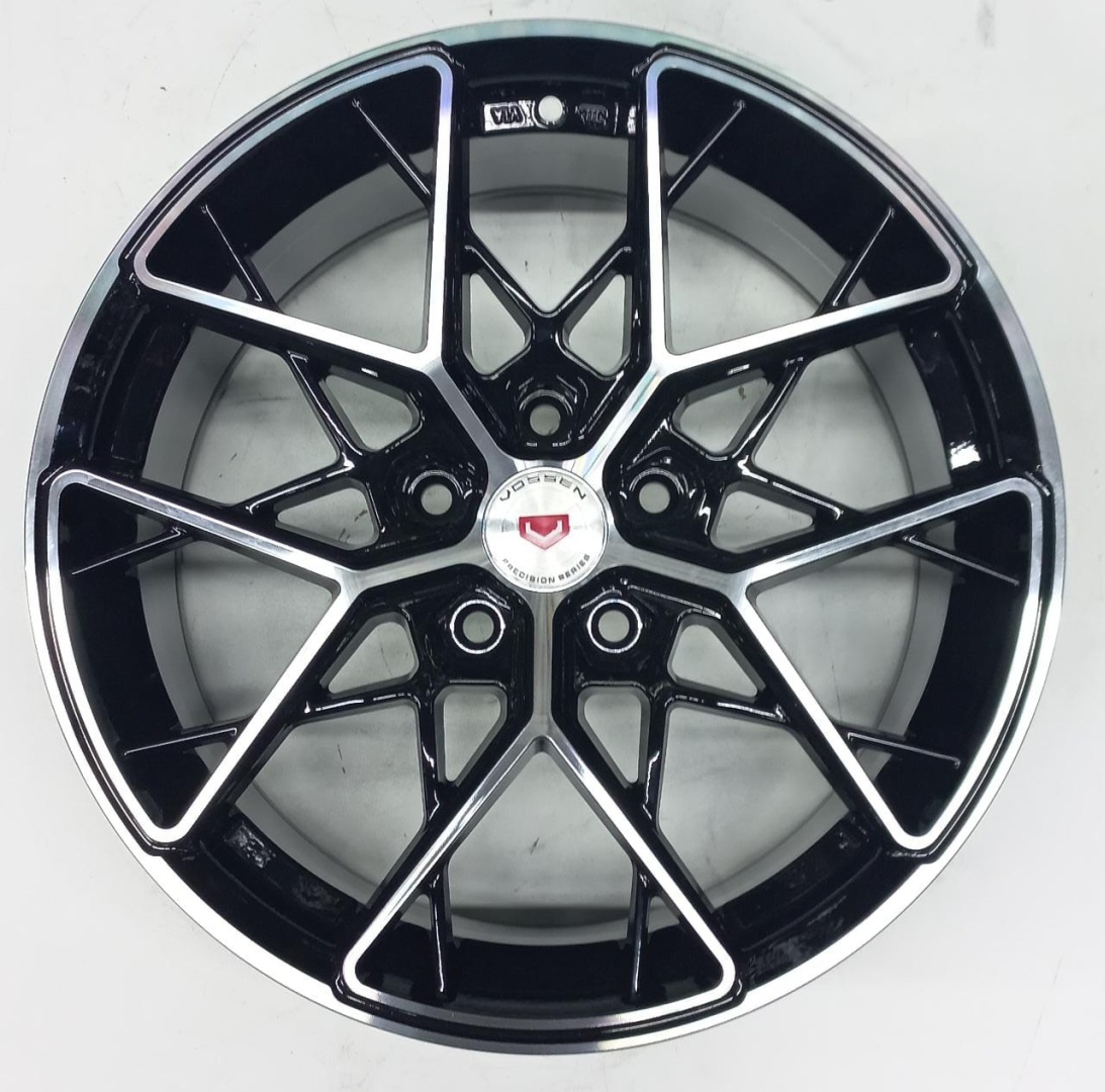 Vossen 034 7.5x17/5x114.3 D73.1 ET35 черный, серебристый