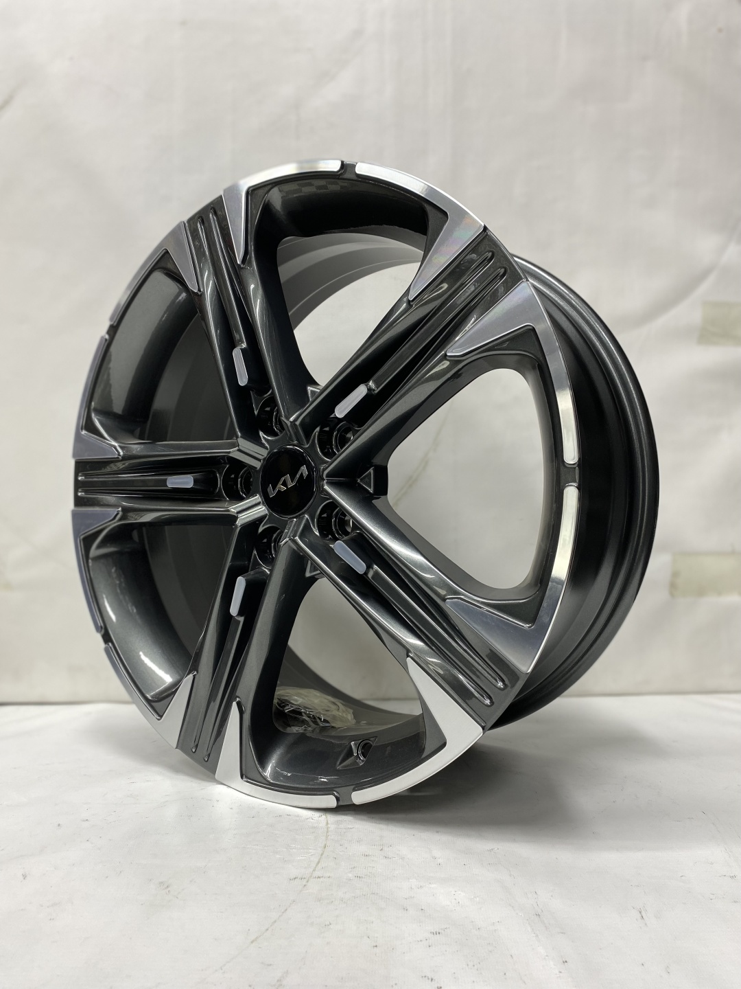RNO KN7192 7x17/5x114.3 D67.1 ET45 4 диска серый, серебристый