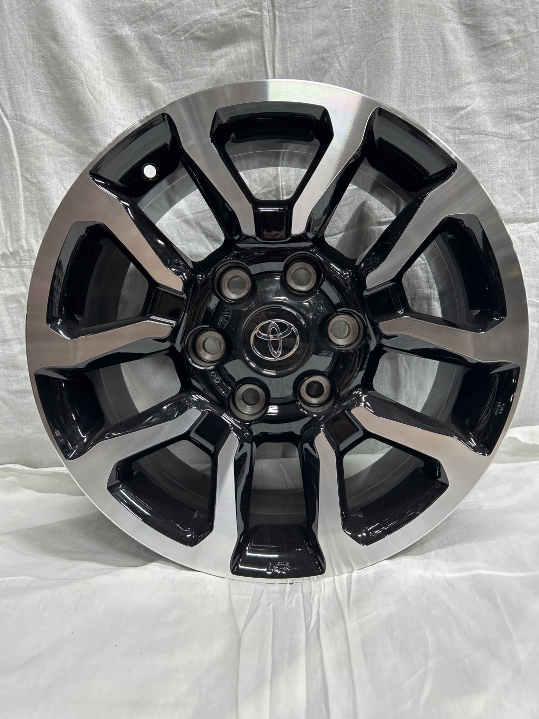 SSR 2006 7.5x17/6x139.7 D106.2 ET25 черный, серебристый