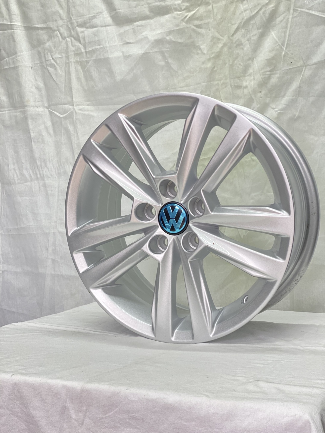 Volkswagen 07095 6x15/5x100 D57.1 ET40 серебристый