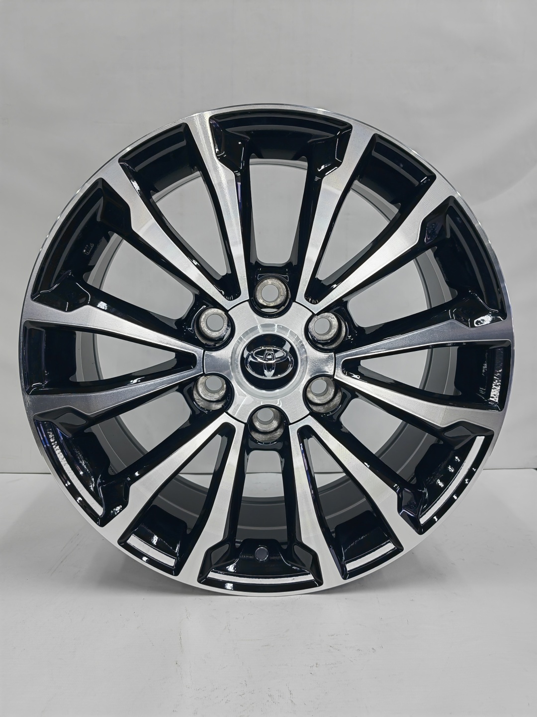 RNO 5880 7.5x18/6x139.7 D106.1 ET25 черный, серебристый