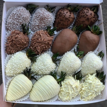 Maison Sweet Berry Сет 16 клубничек в шоколаде 20x20 см
