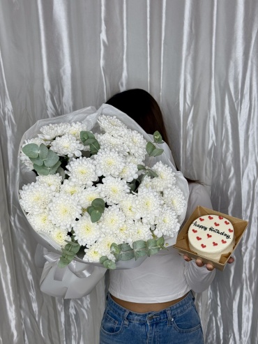 Tesoro Flowers моно-букет с открыткой хризантема, эвкалипт 7 шт 80 см