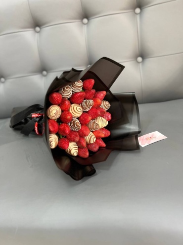 Букет клубника в шоколаде 40х40 см