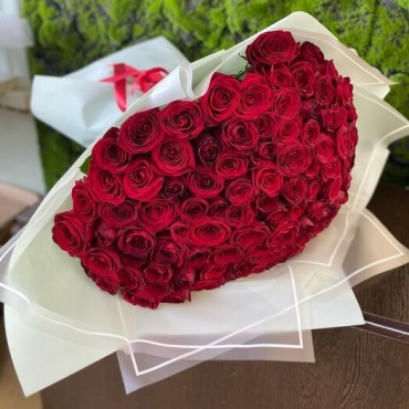 Gulim Flowers моно-букет с открыткой роза 101 шт 60 см