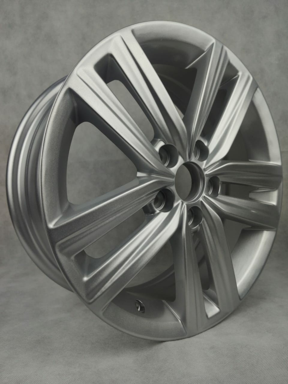 VAG 7077 6x15/5x100 D57.1 ET40 серебристый