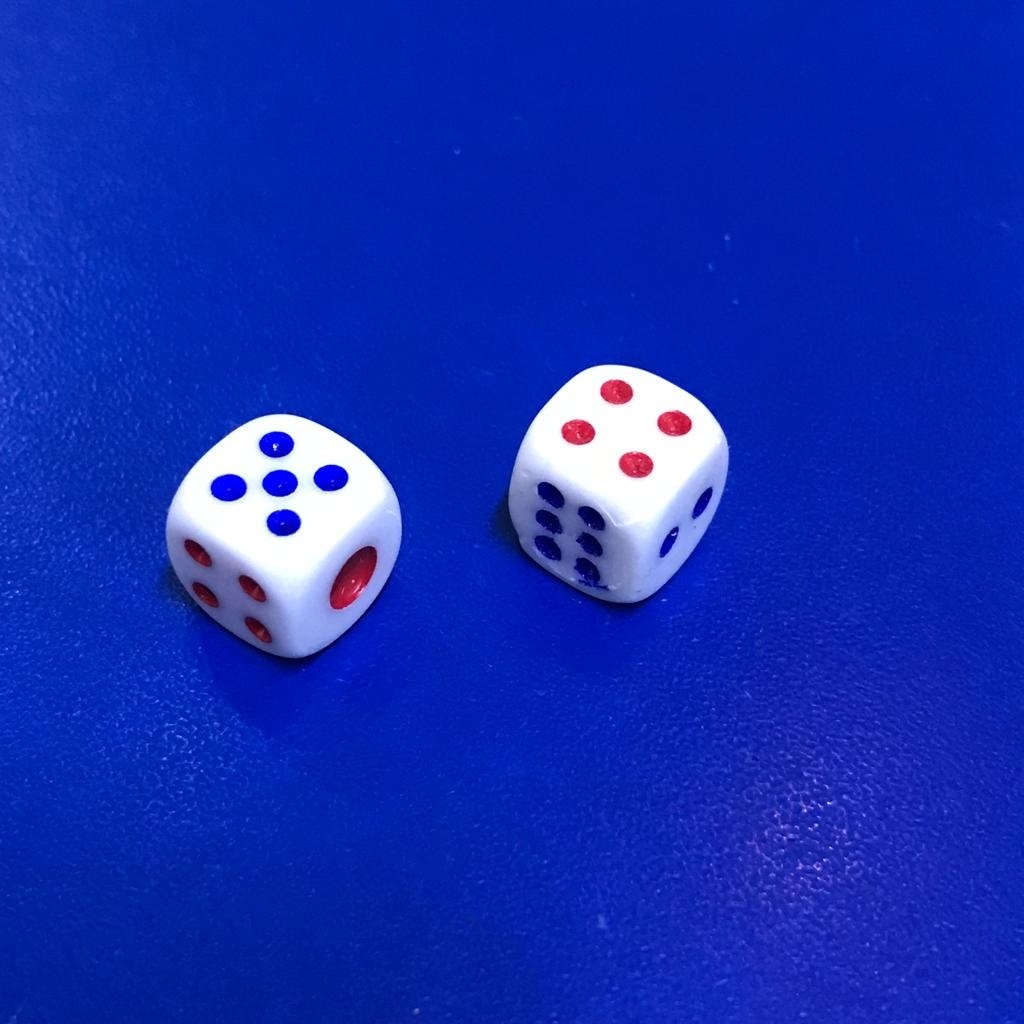 Игральный кубик классический 2 шт, белый