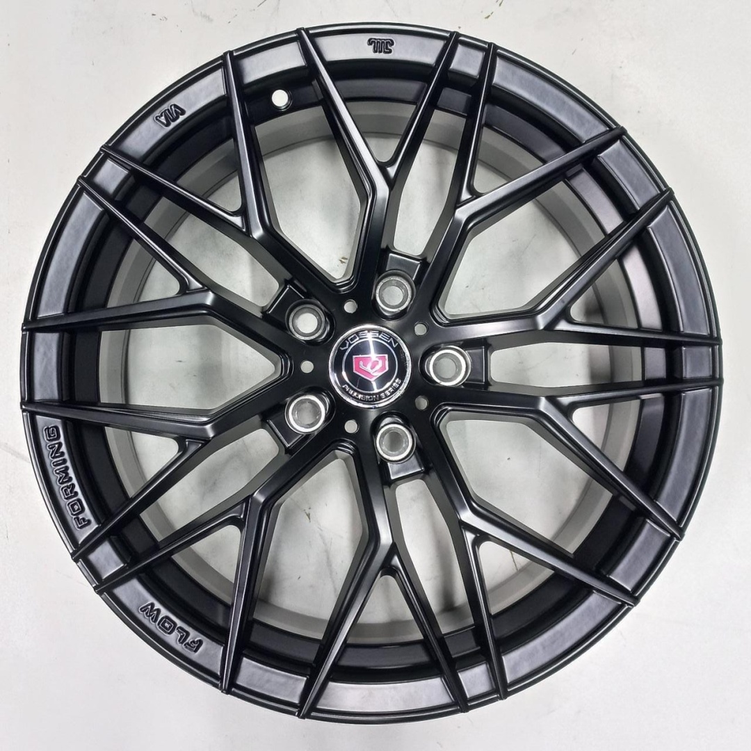 Vossen 212 7.5x17/5x114.3 D73.1 ET35 черный