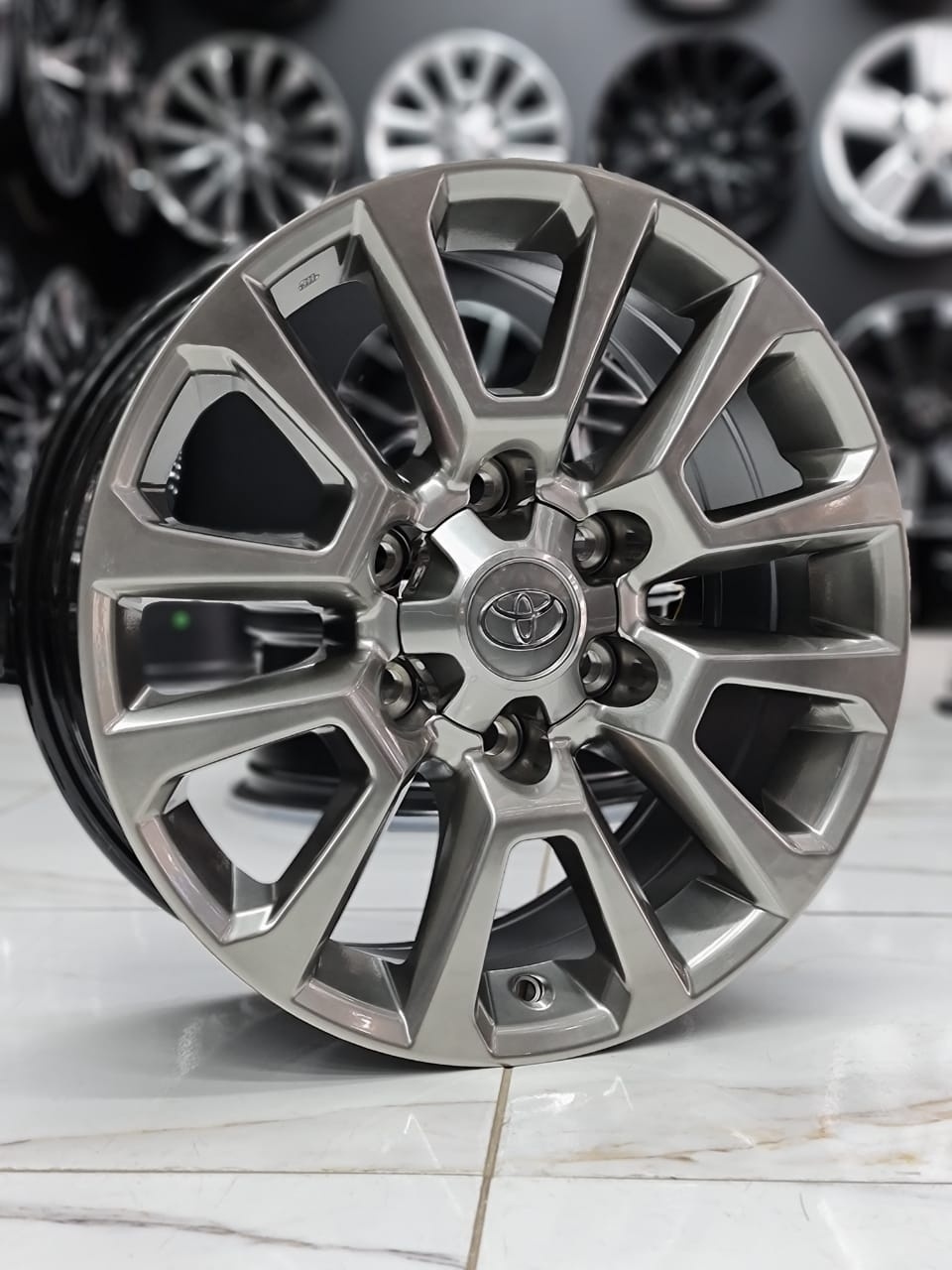 Replica 1072 HB 7.5x18/6x139.7 D106.2 ET25 серебристый
