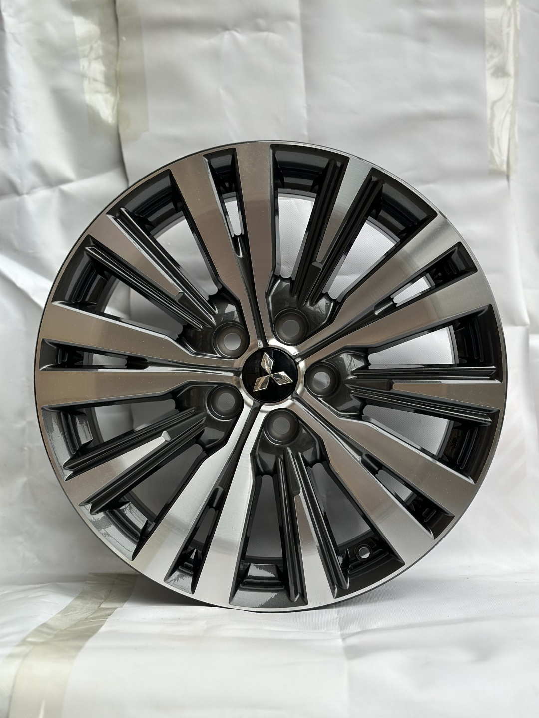 Mitsubishi 0083 7x18/5x114.3 D67.1 ET37 4 диска графит