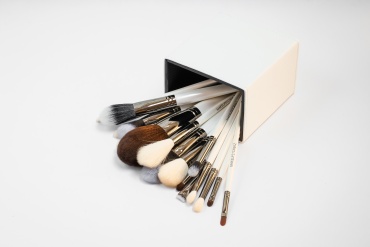 MAKE UP STORE набор кистей White set 18 шт