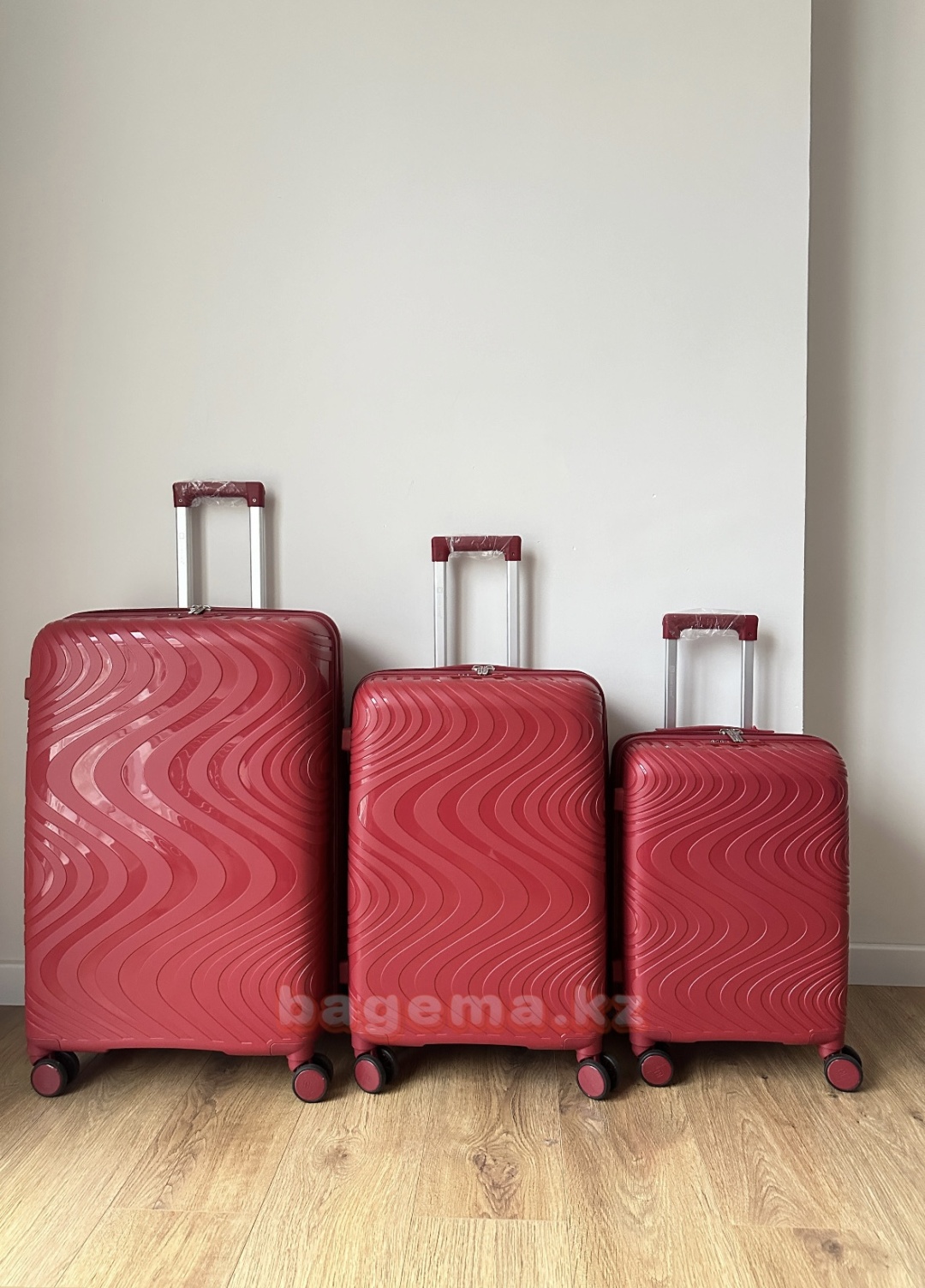 Комплект чемоданов BAGemakz полипропилен 230 л красный