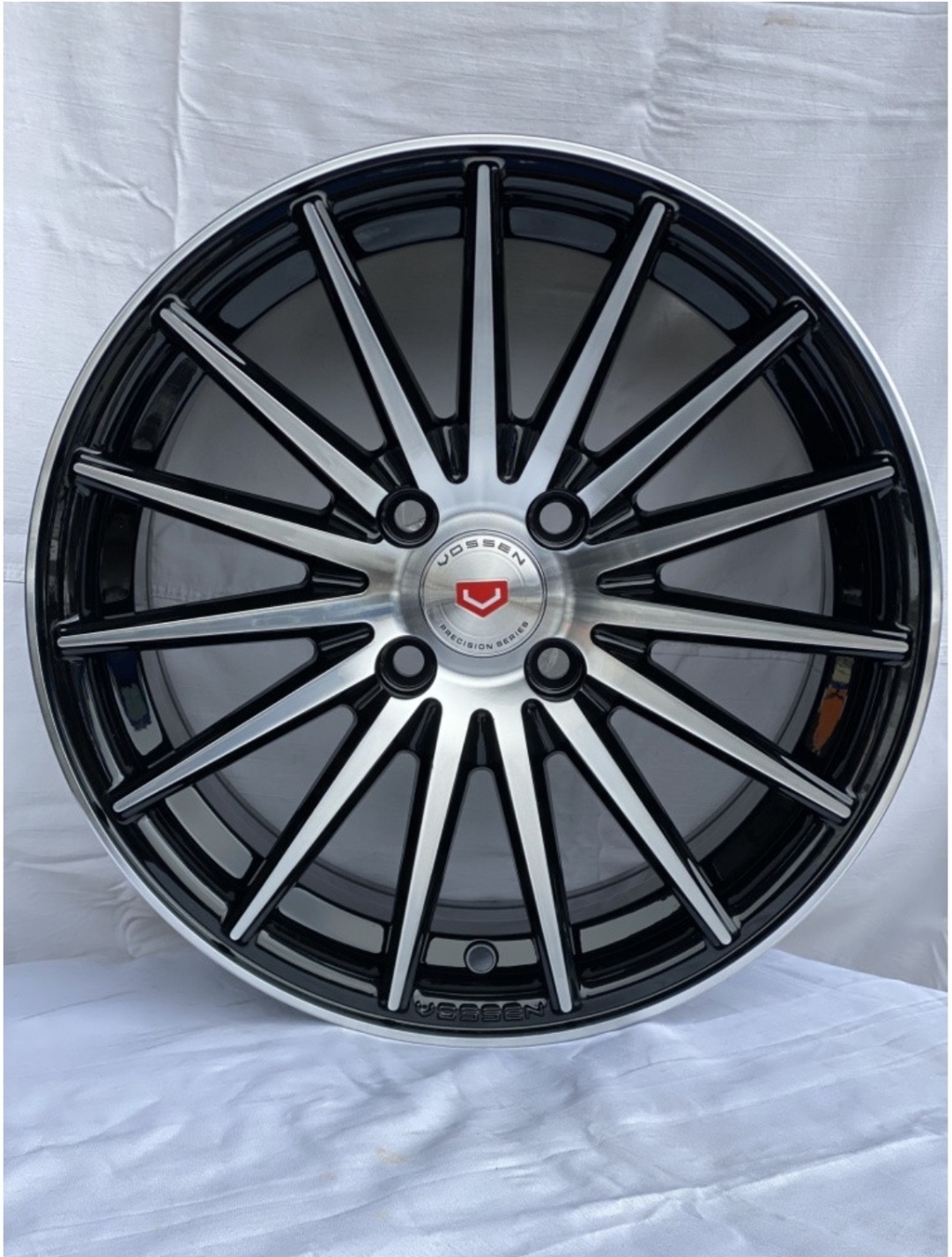Vossen QC199 7x15/5x114.3 D67.1 ET35 черный, серебристый