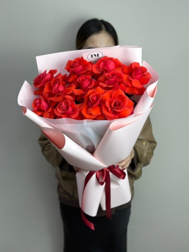 Monroe flowers моно-букет в оформлении роза 11 шт 50 см