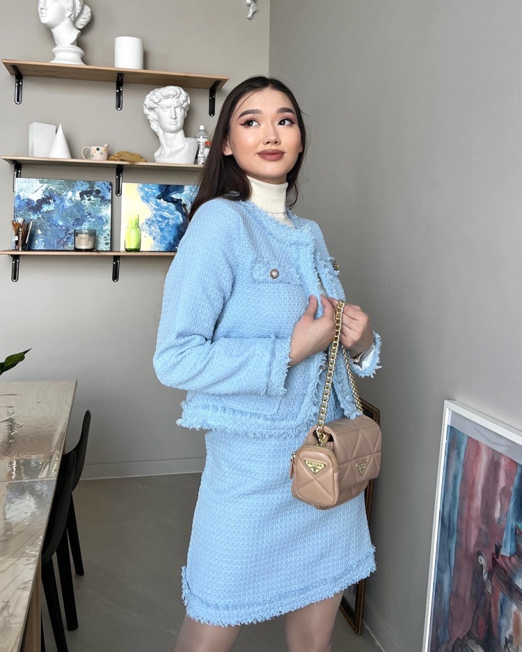 Юбкасын көтерген хатшы Юбкасын көтерген хатшы