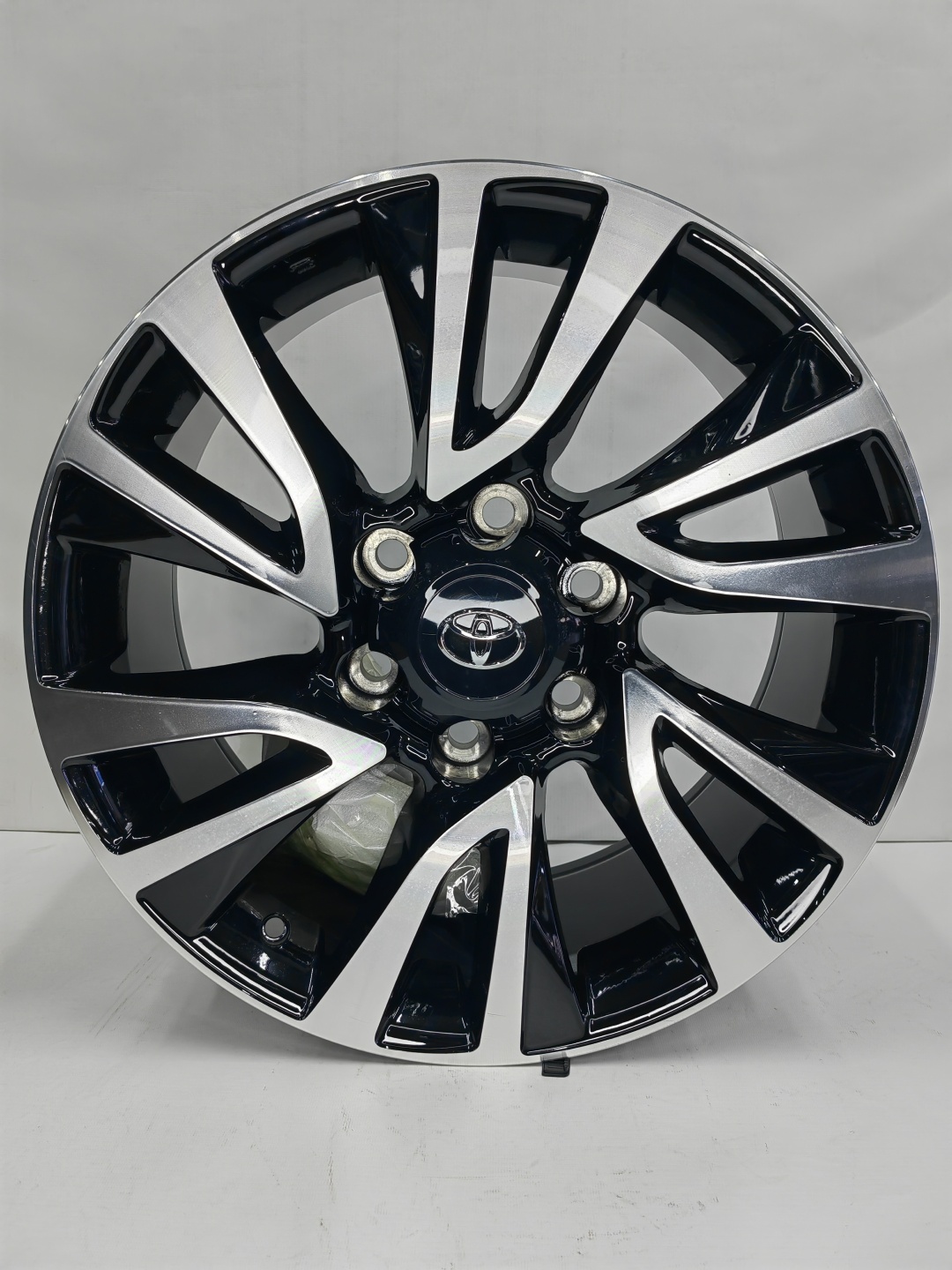 RNO 871 8x18/6x139.7 D106.1 ET25 черный, серебристый