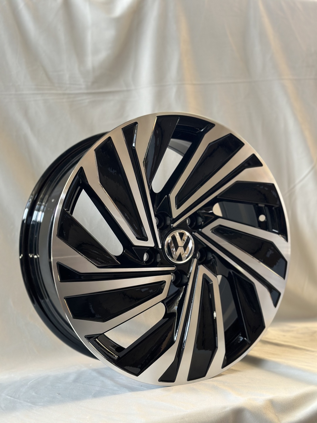 Volkswagen Fbx123 7x17/5x112 D57.1 ET46 4 диска черный, серебристый