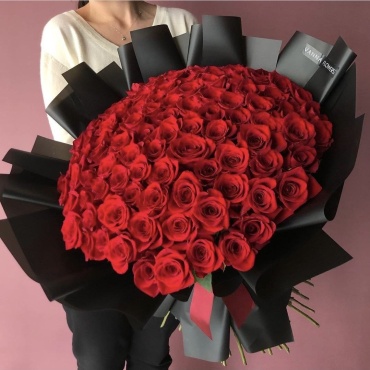PRIME flowers моно-букет в оформлении роза 101 шт 60 см