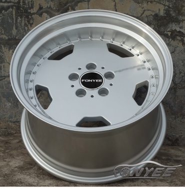 Fonyee F81953 8/9.5x17/5x112 D66.6 ET25 4 диска серебристый
