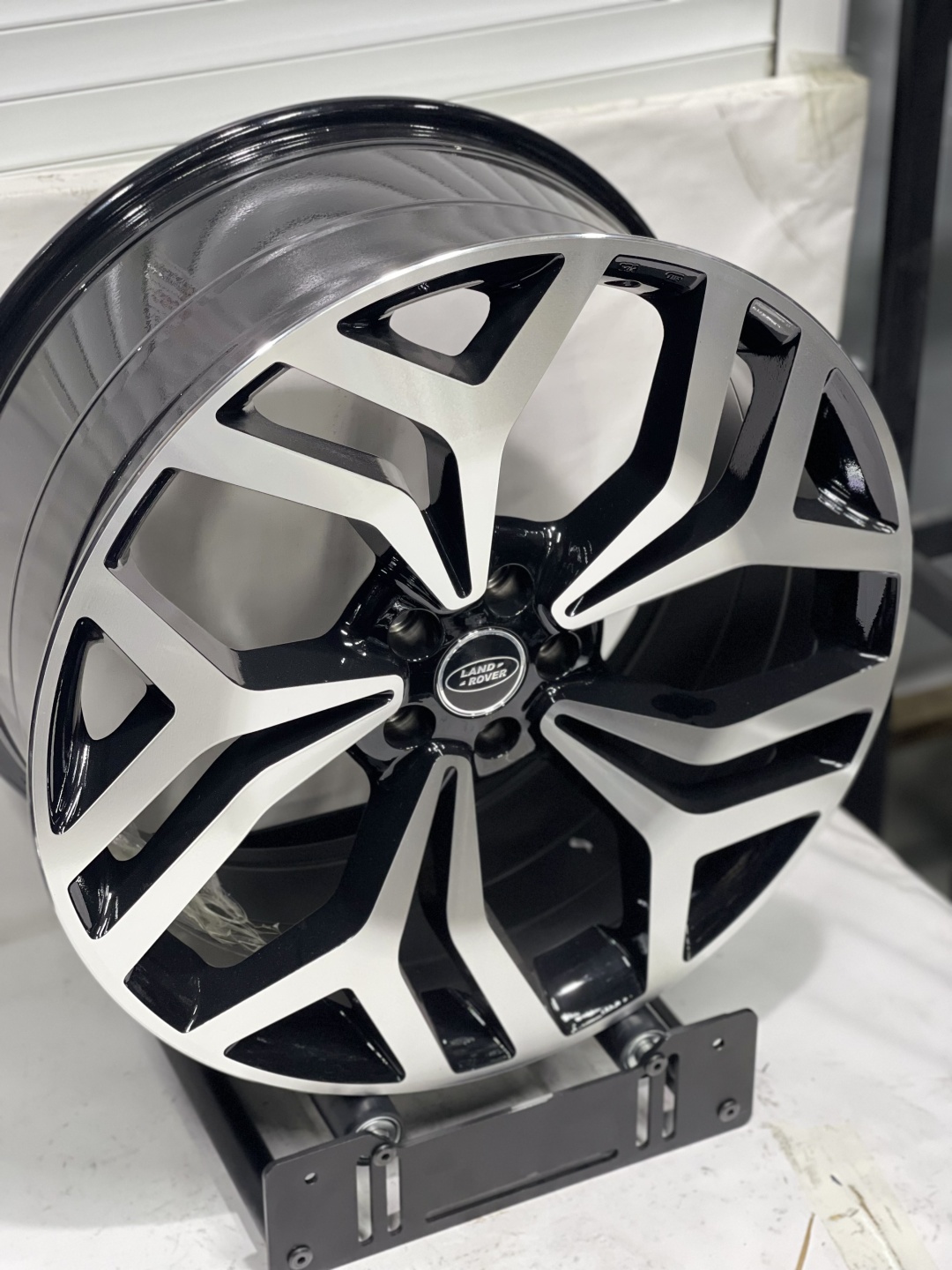 Land Rover S112 9.5x21/5x108 D63.4 ET45 4 диска черный, серебристый