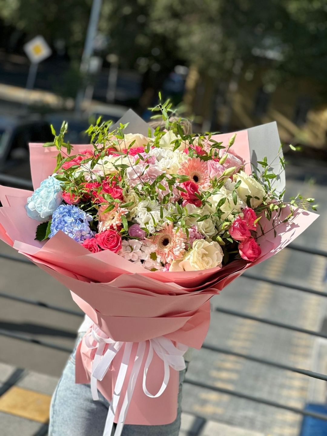 Купить Mila flowers гербера, кустовая пионовидная роза, диантус ...