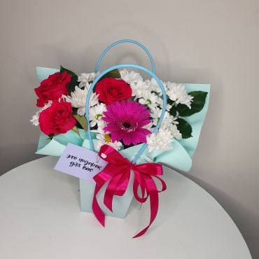 Zhanym Flowers композиция в оформлении гербера, роза, хризантема 7 шт 50 см