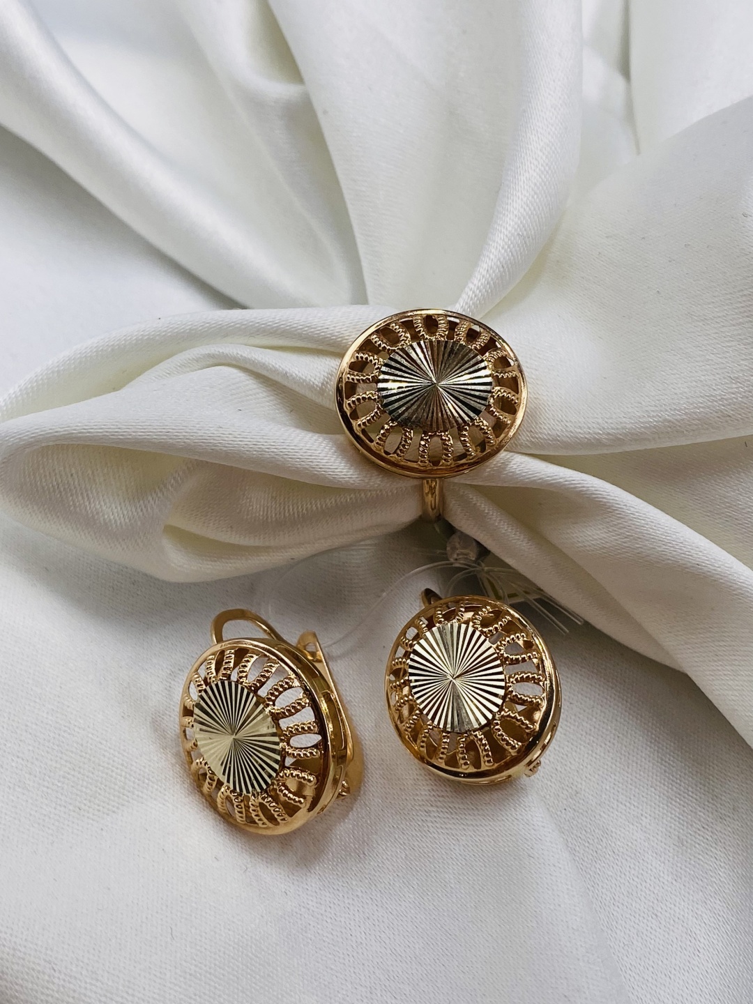 Exclusive Diamond 109543 вес 3.97 г золото, без вставок