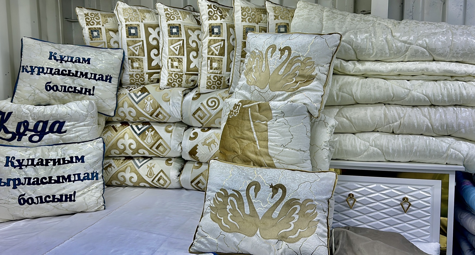 Комплект корпе с подушками 230x80 см, вата, золотистый