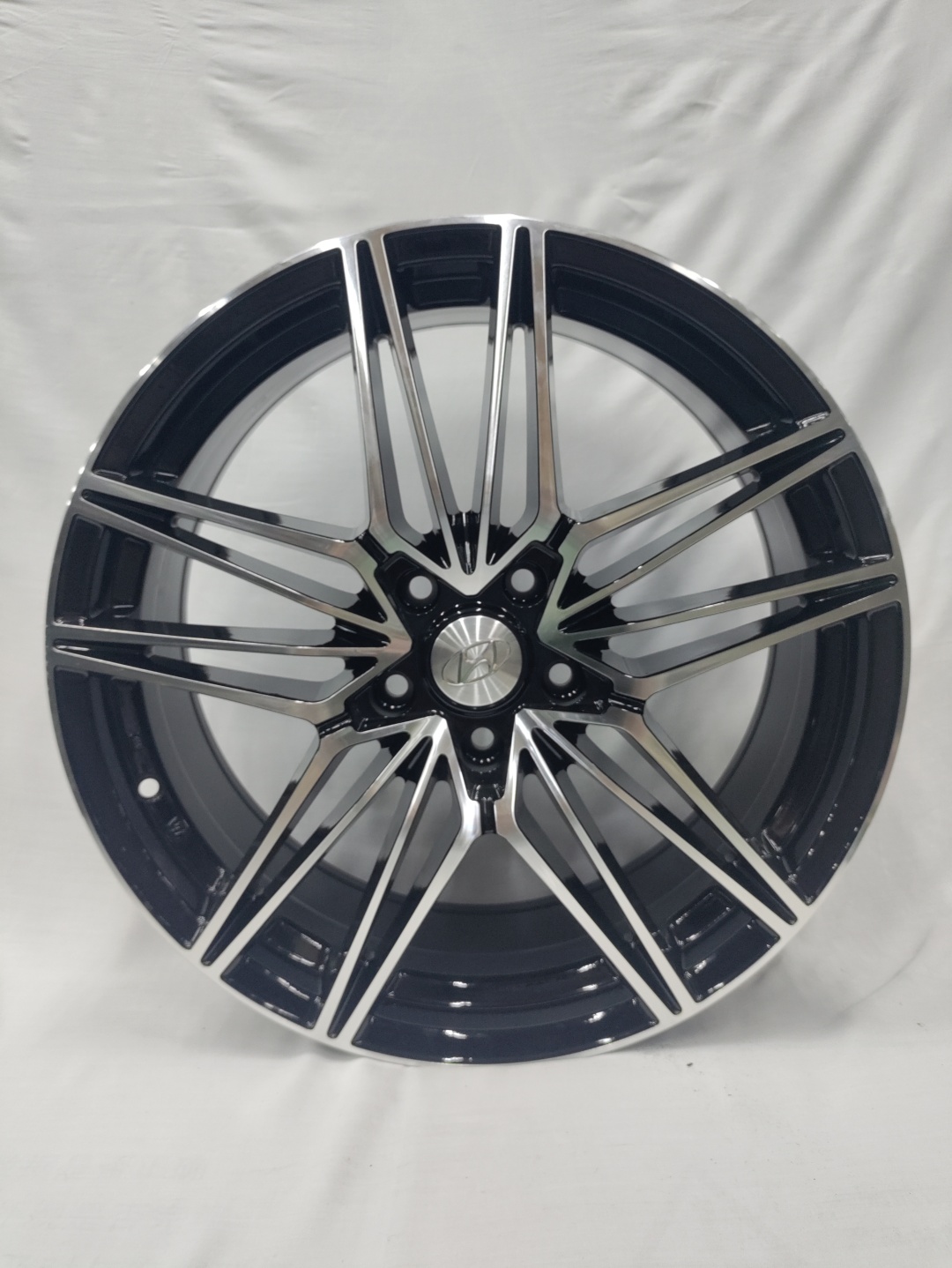 LKN 148414888 7.5x19/5x114.3 D67.1 ET50 черный, серебристый