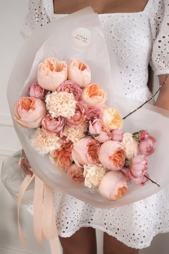СРЕДА flowers букет с открыткой гвоздика, пионовидная роза, кустовая пионовидная роза 17 шт 40 см