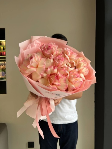 Floral моно-букет в оформлении роза 7 шт 60 см