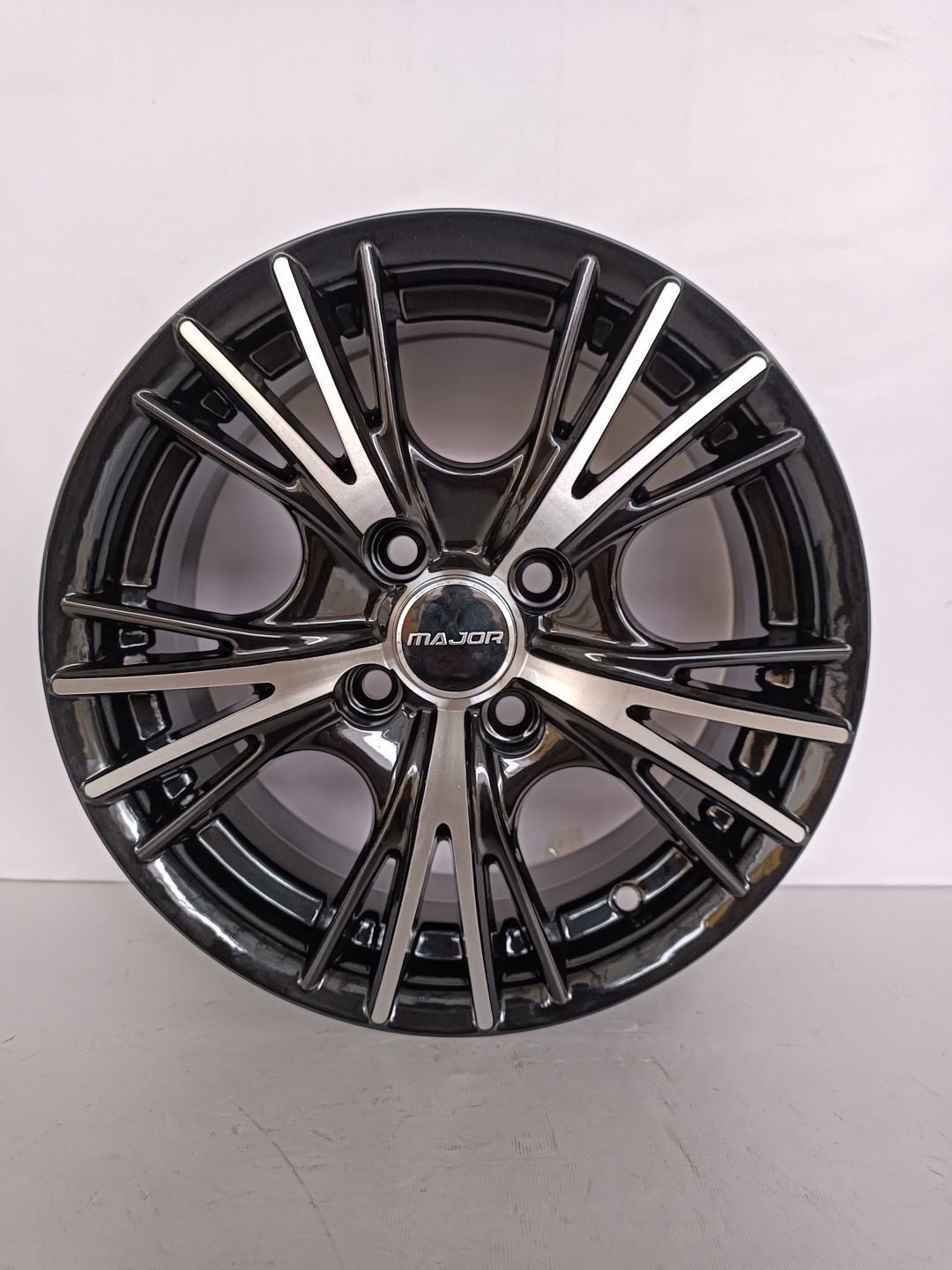 RNO Vcxfgghhhvv 6x14/4x100 D67.1 ET35 серебристый, черный