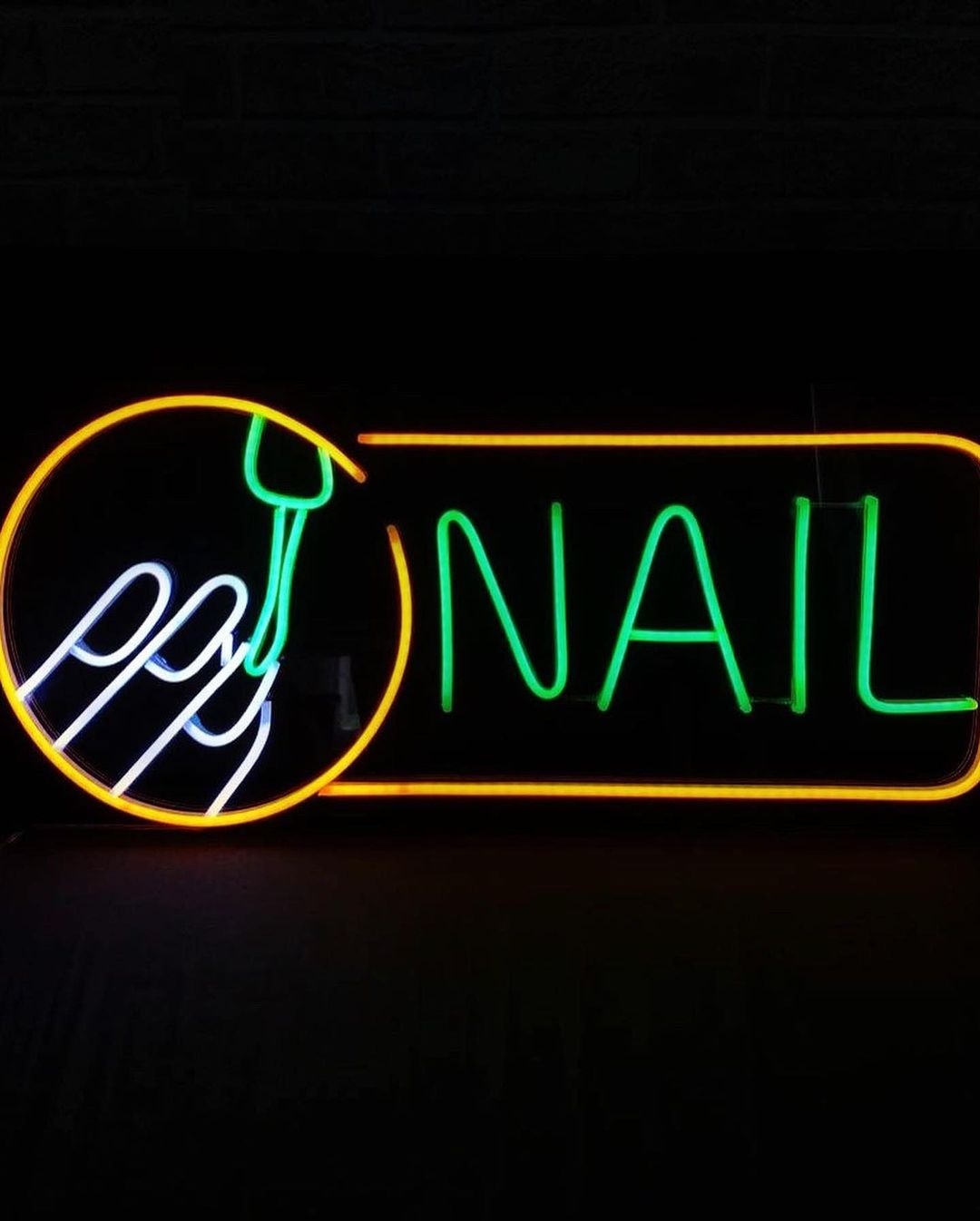 Неоновая вывеска настенный Nail 255466, разноцветный