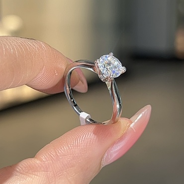Ipekyolu Jewellery 1 карат 1311/090424AY размер 17.5 вес 3 г серебро, муассанит