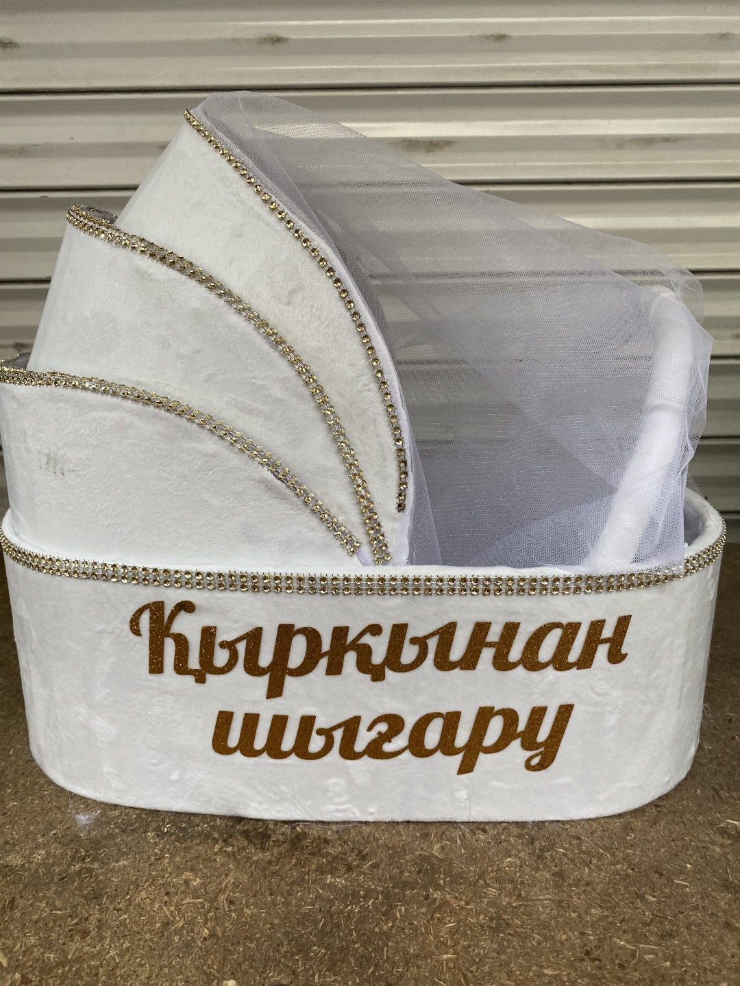 Ол мені жалау үшін тіземе отырғызды