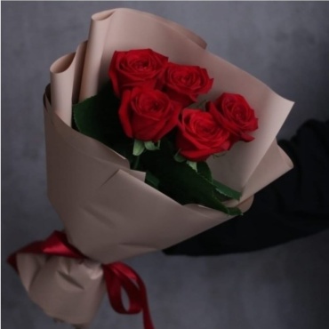 Love Flowers моно-букет в оформлении роза 5 шт 50 см