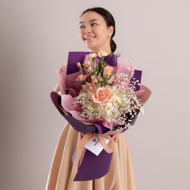 Flower.kz букет в оформлении альстремерия, гортензия, кустовая роза, гипсофила 5 шт 50 см