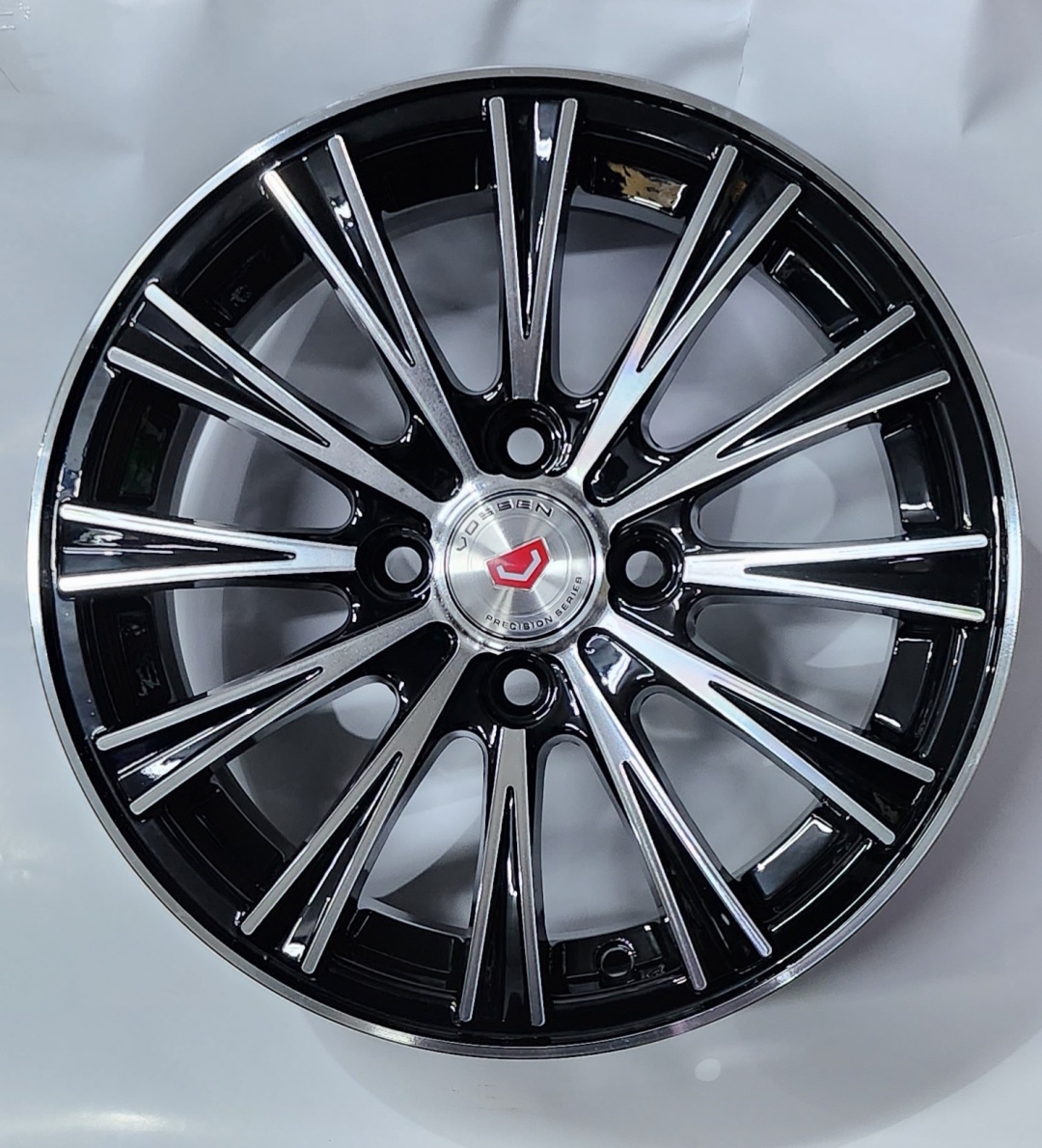 Vossen P900 6.5x14/4x100 D67.1 ET35 серебристый, черный