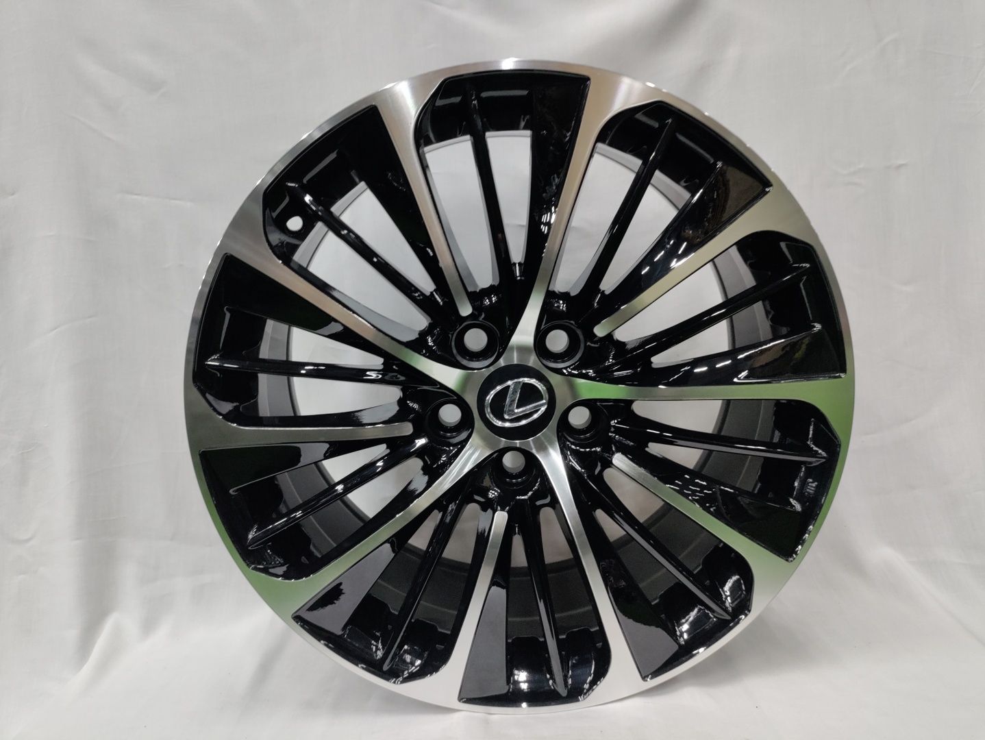LKN Lkn468 8x18/5x114.3 D60.1 ET40 серебристый, черный