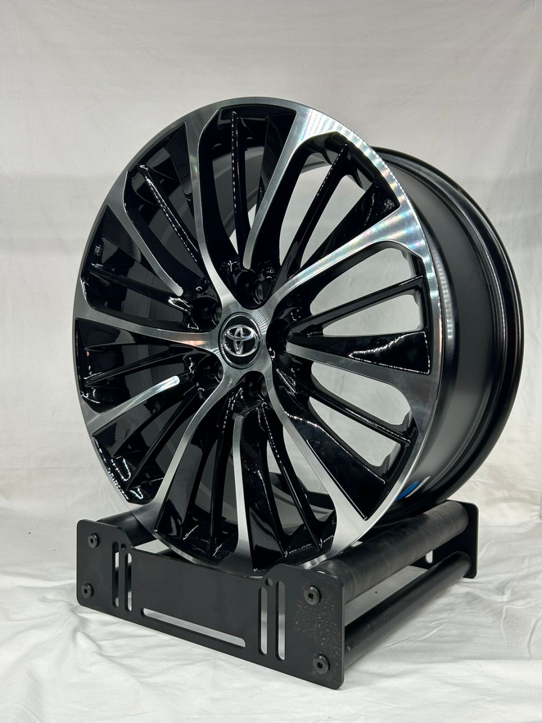 LKN 5372 8x18/5x114.3 D60.1 ET40 4 диска черный, серебристый