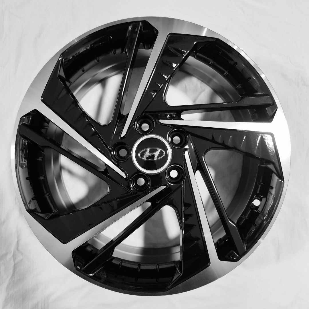 Hyundai 5895 7.5x18/5x114.3 D67.1 ET45 серебристый, черный