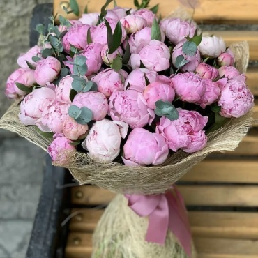 Artflower моно-букет в оформлении пион 51 шт 50 см