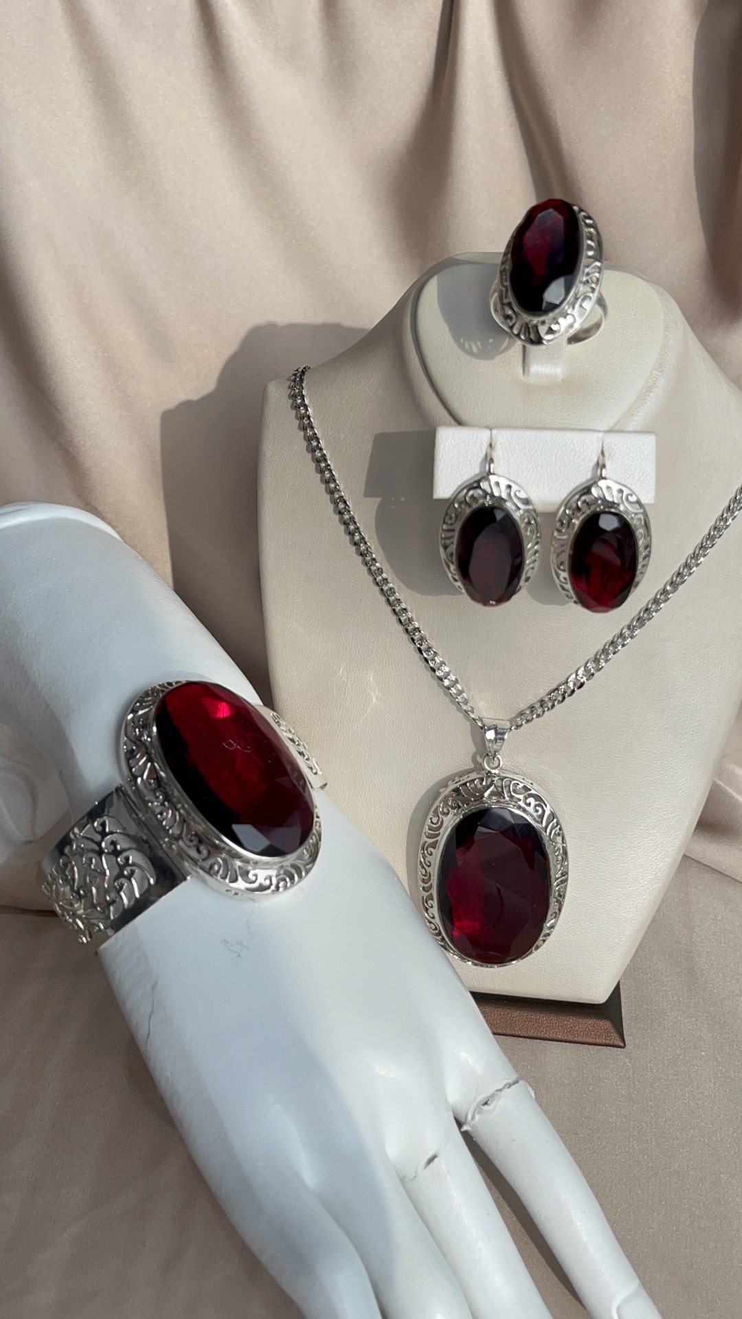 ACCESSORIZE серебро комплект для женщин, с камнем гранатом вес 95 г серебро, гранат