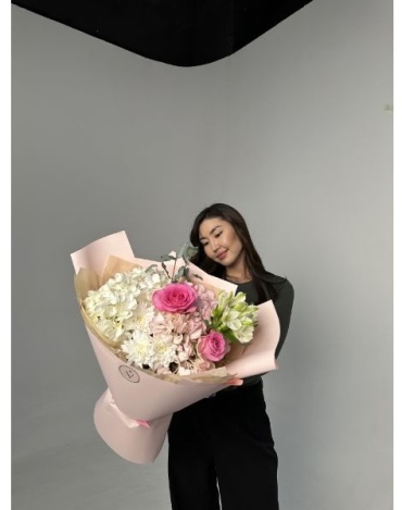 VARDA Flowers букет в оформлении гортензия, роза, хризантема, эвкалипт, альстромерия 7 шт 50 см