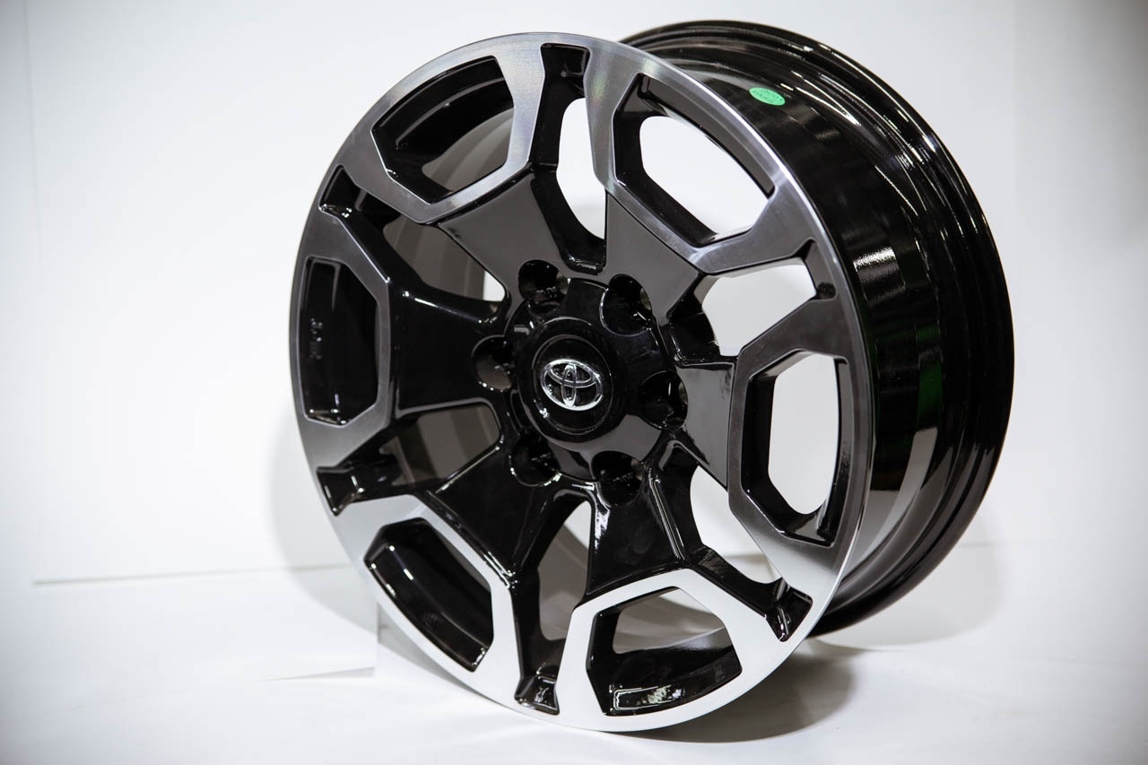 RNO 1148D 7.5x17/6x139.7 D106.1 ET29 черный, серебристый
