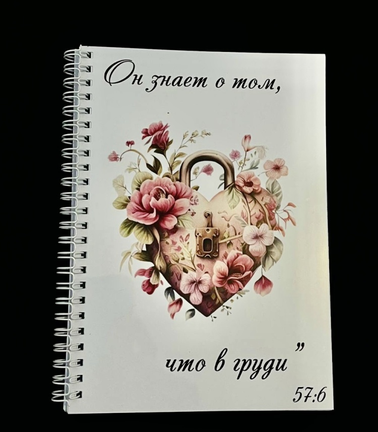 Қос енуі бар брюнетка