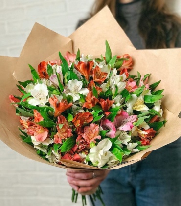 Bestflowers моно-букет в оформлении альстремерия 19 шт 50 см